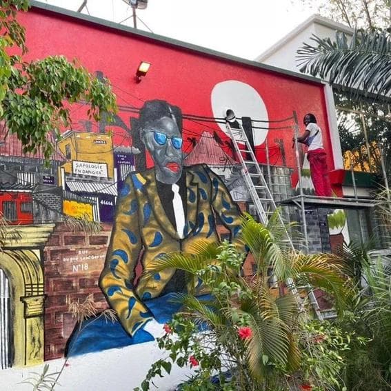 Rahim Lascony peignant un mur