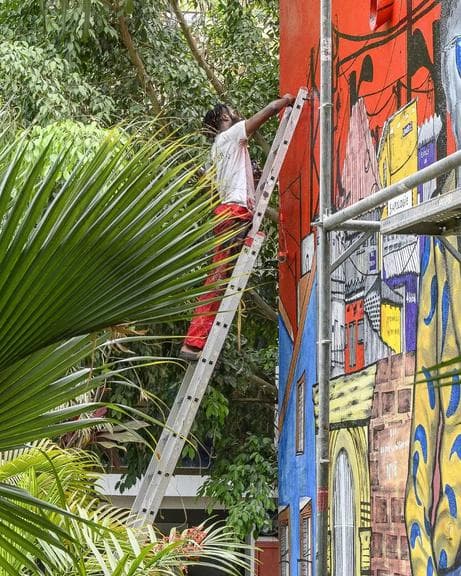 L'artiste au travail sur un mur, échafaudage