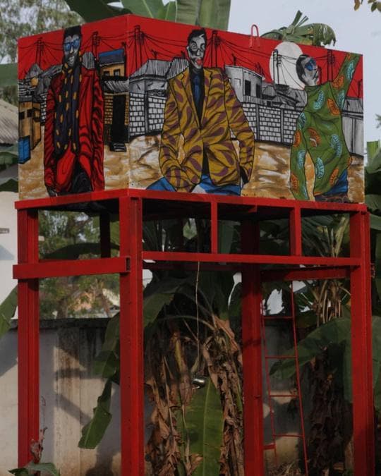 Fresque sur structure métallique rouge